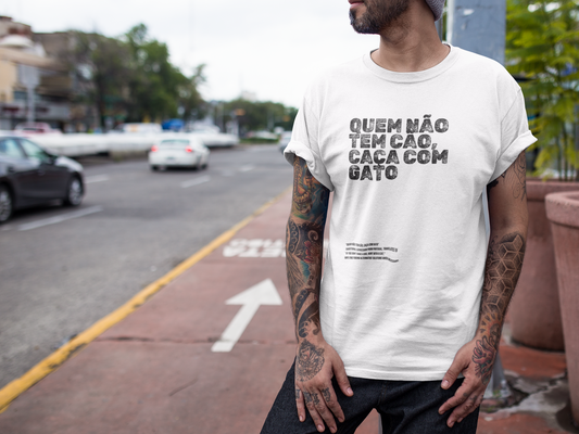 Quem não tem cão, caça com gato - t-shirt